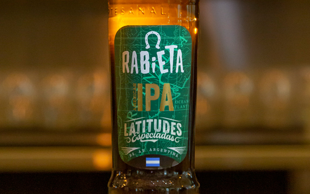 Diseño de packaging para nueva linea de cervezas Rabieta Cerveza Artesanal Malcriada, detalle de etiqueta American IPA. Argentina - Imaginity