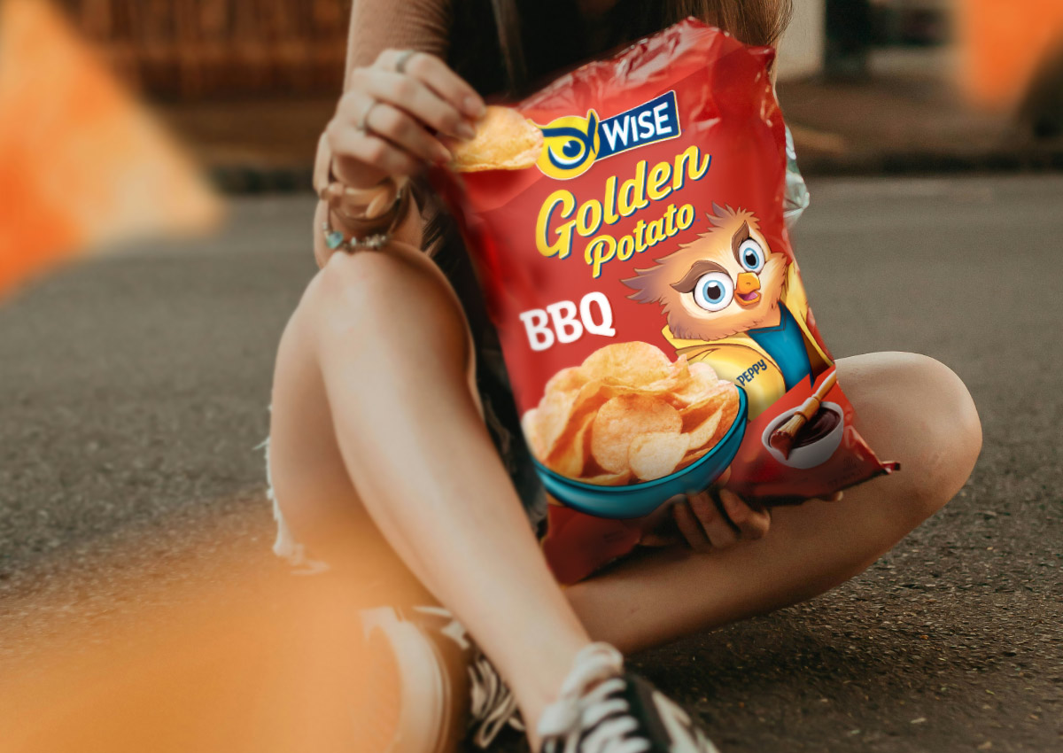Imaginity, Wise Snacks, Peppy-Pack, Girl eating Golden Potato Chips