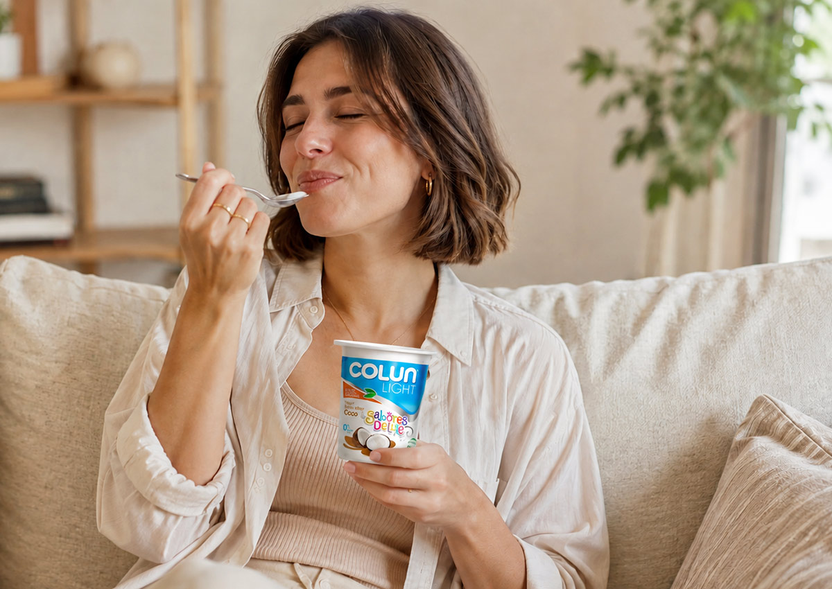 Imaginity, Colun Light, Sabores Deluxe, Special Edition, New Logo Design, Branding, Packaging, Dairy, Woman Eating Yogur, Coco